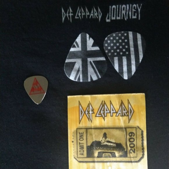 Def Leppard 3 Piece Collectors Set T-Shirt Guitar Pick Pass